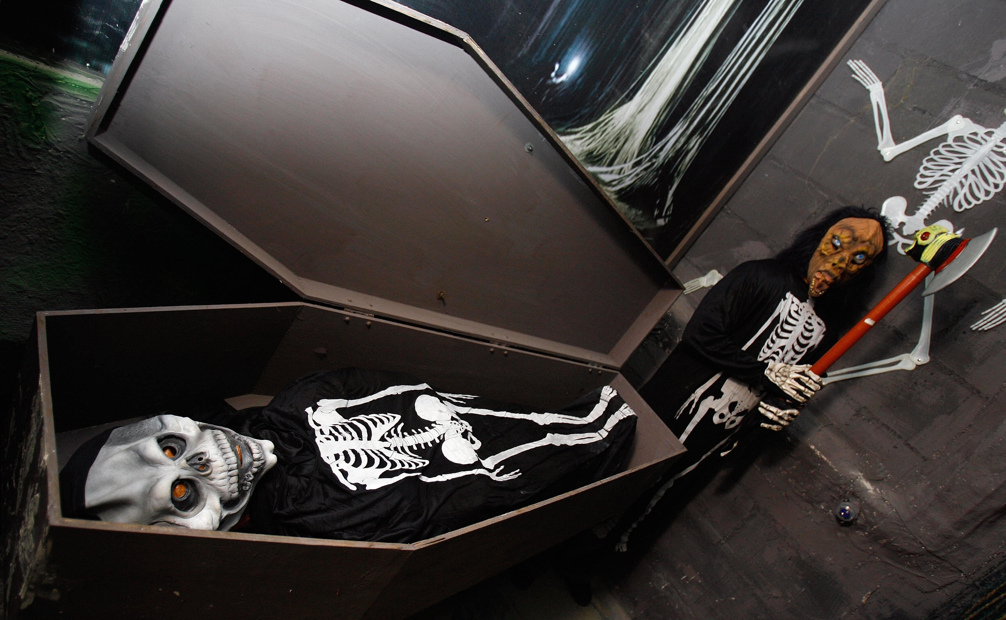Say What? Six Flags In St. Louis Is Challenging People To Spend 30 Hours In A Coffin For $300 ...