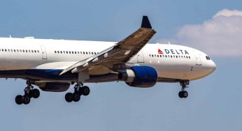 (PICTURE) Heartwarming Moment Goes Viral After Delta Flight Attendant Comforts Nervous Airline Passenger