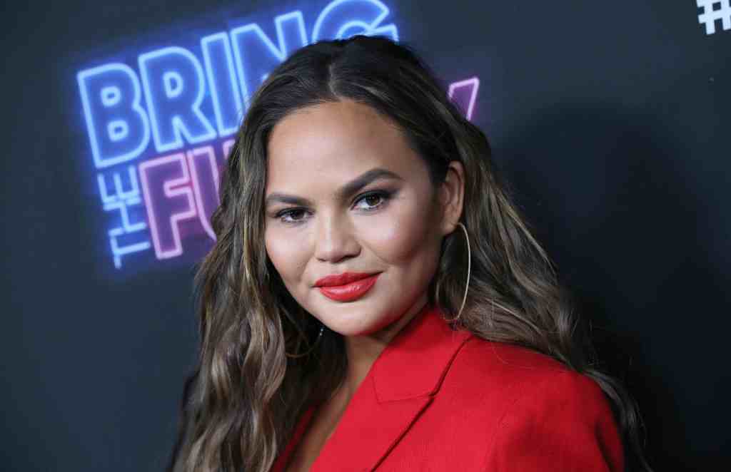 Chrissy Teigen issues a public apology after her past cyberbully tweets resurfaced causing her to lose out on several deals.