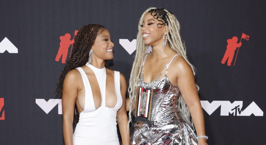 Chloe And Halle Bailey Trend After Video Shows Their Opposite Reactions To A Crying Fan