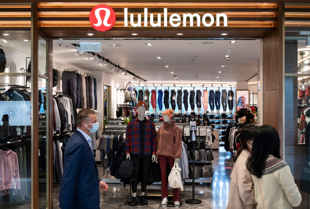 Watch: Thieves Make Off With Nearly $30K In Clothing From NYC Lululemon, As Security Guards Stood Helplessly Nearby