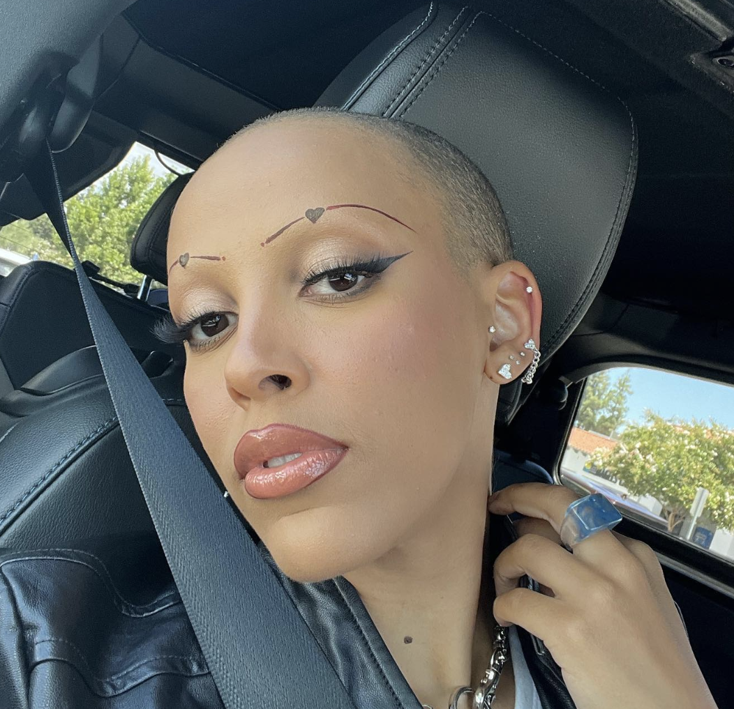 Doja Cat Reassures Her Supporters That She Is Fine After Recently Shaving Off Her Hair & Eyebrows  thumbnail