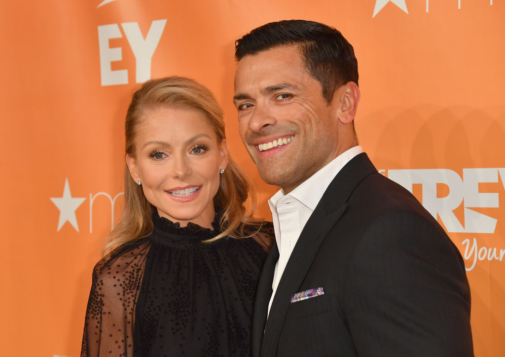 Kelly Ripa Denies Almost Dying While Having Sex With Husband Mark Consuelos At Jimmy Buffett’s House, Explains Misunderstanding