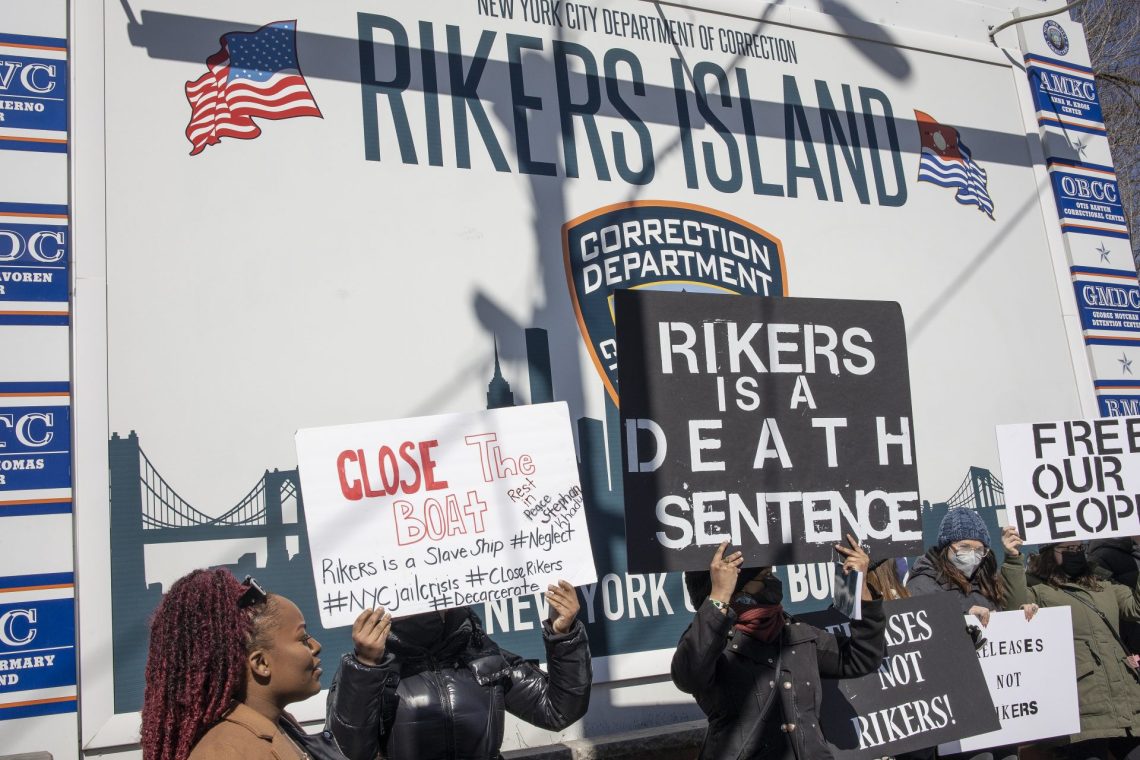 Les médias sociaux réagissent aux photos des conditions de Vile Rikers Island