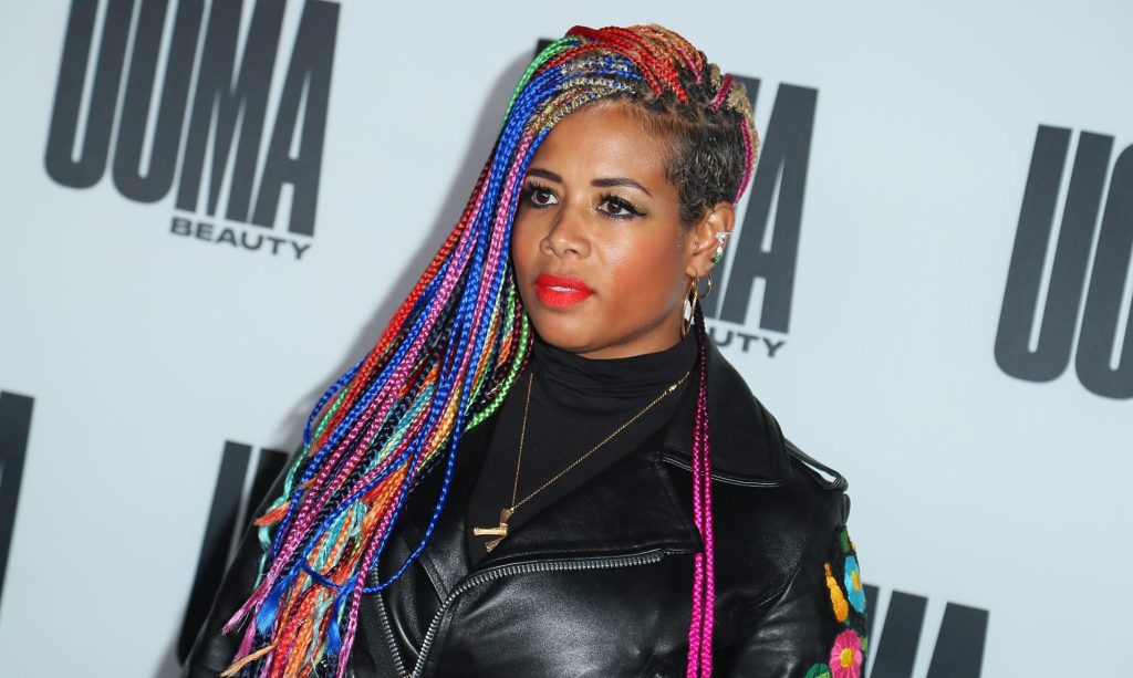 Video: Kelis Awkwardly Laughs As Two Asian Women Shamelessly Fondle Her Twists In Singapore