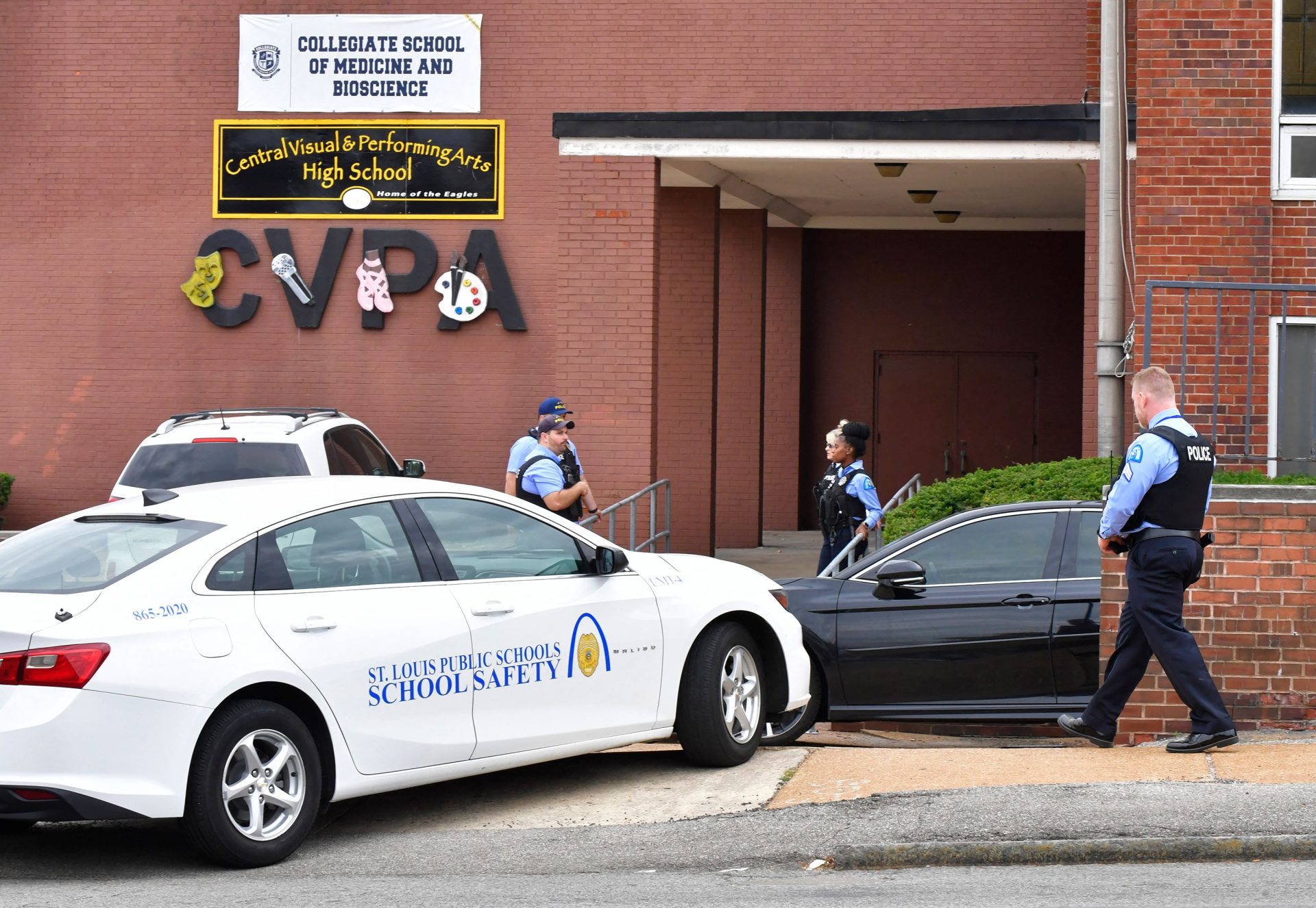 (Mise à jour) Le suspect de la fusillade du lycée de St. Louis a été identifié – les responsables disent qu’il était armé d’un fusil de style AR-15 pendant la fusillade