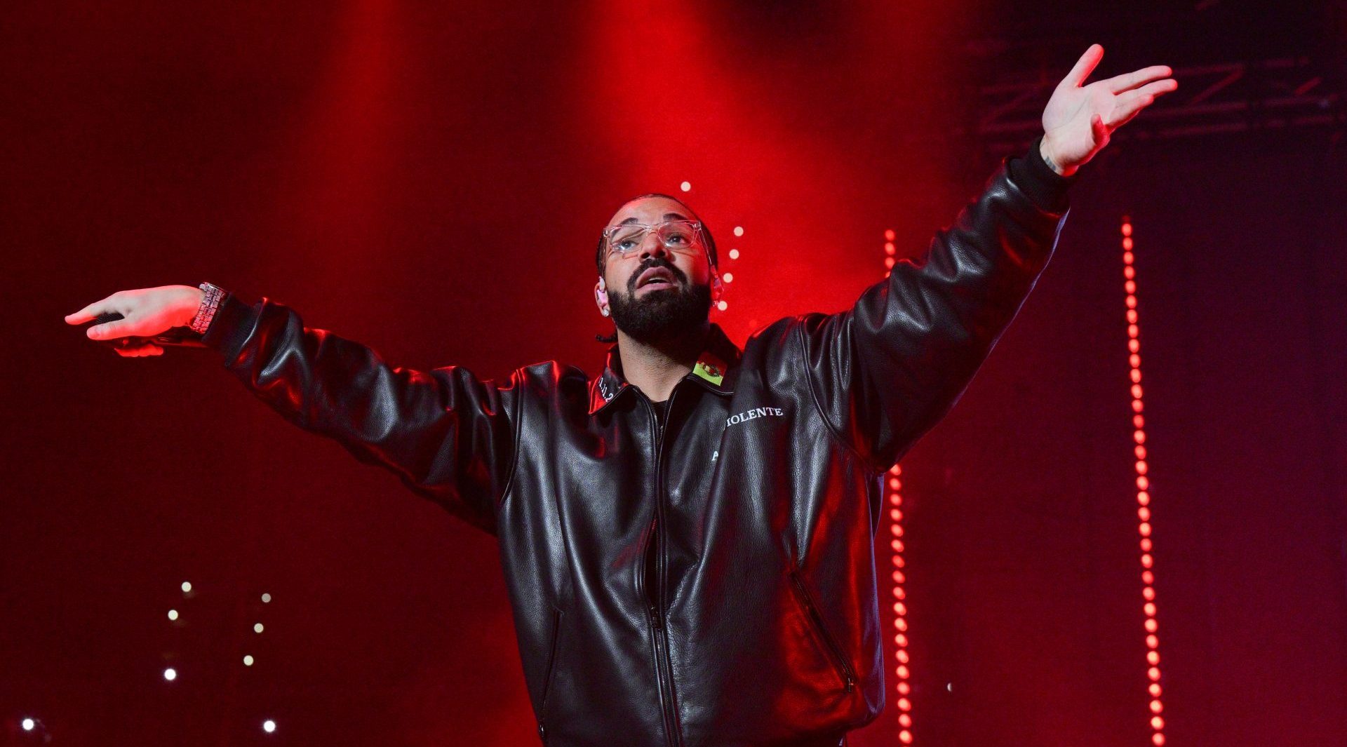 Drake met fin à l’histoire virale d’une femme qui s’est envolée, expulsée