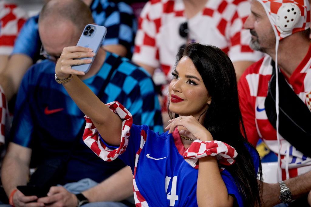 (PICTURES) World Cup’s ‘Sexiest Fan’ Spotted With Drake, Jamie Foxx In Miami Following Viral Fame