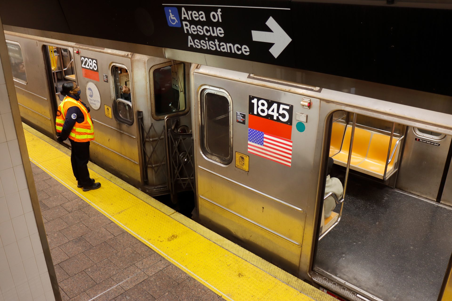 Les agents de la station de métro de New York quittent les cabines pour aider les clients