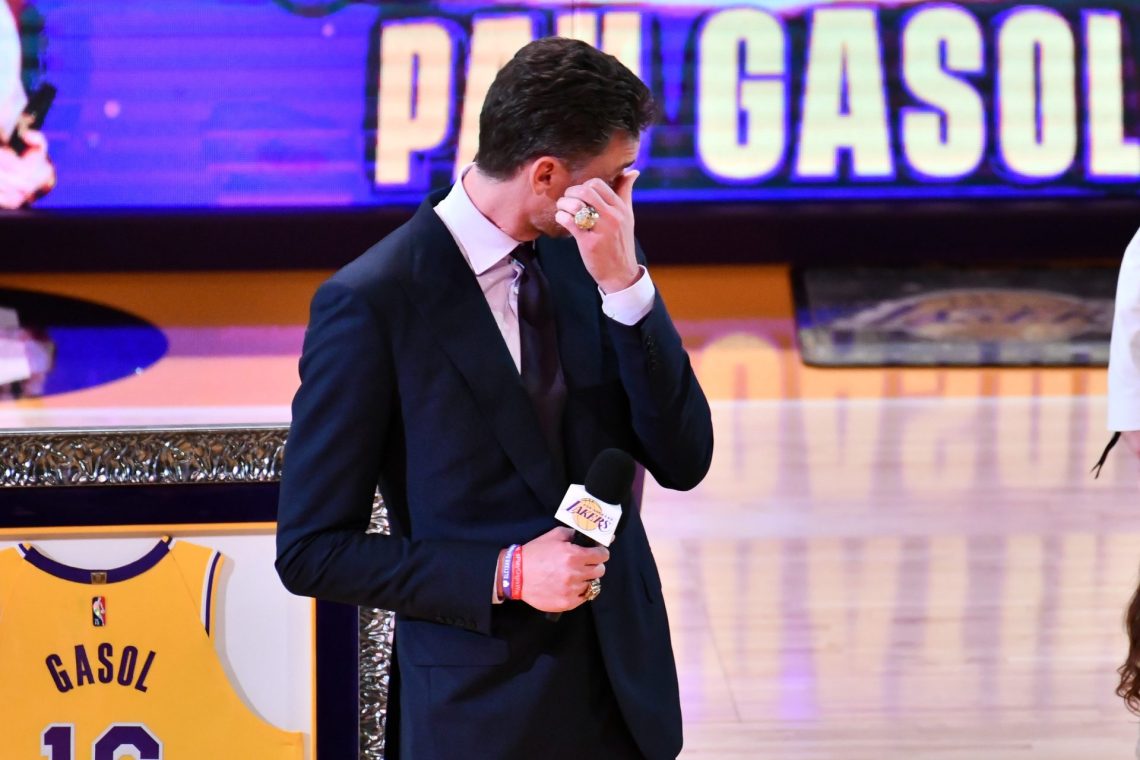 Gasol gets emotional as Lakers retire his No. 16