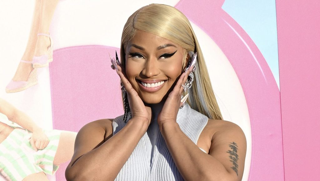 Nicki Minaj & Fans Cut Up Over Rapper Chopping Her 'Barbie' Premiere Wig