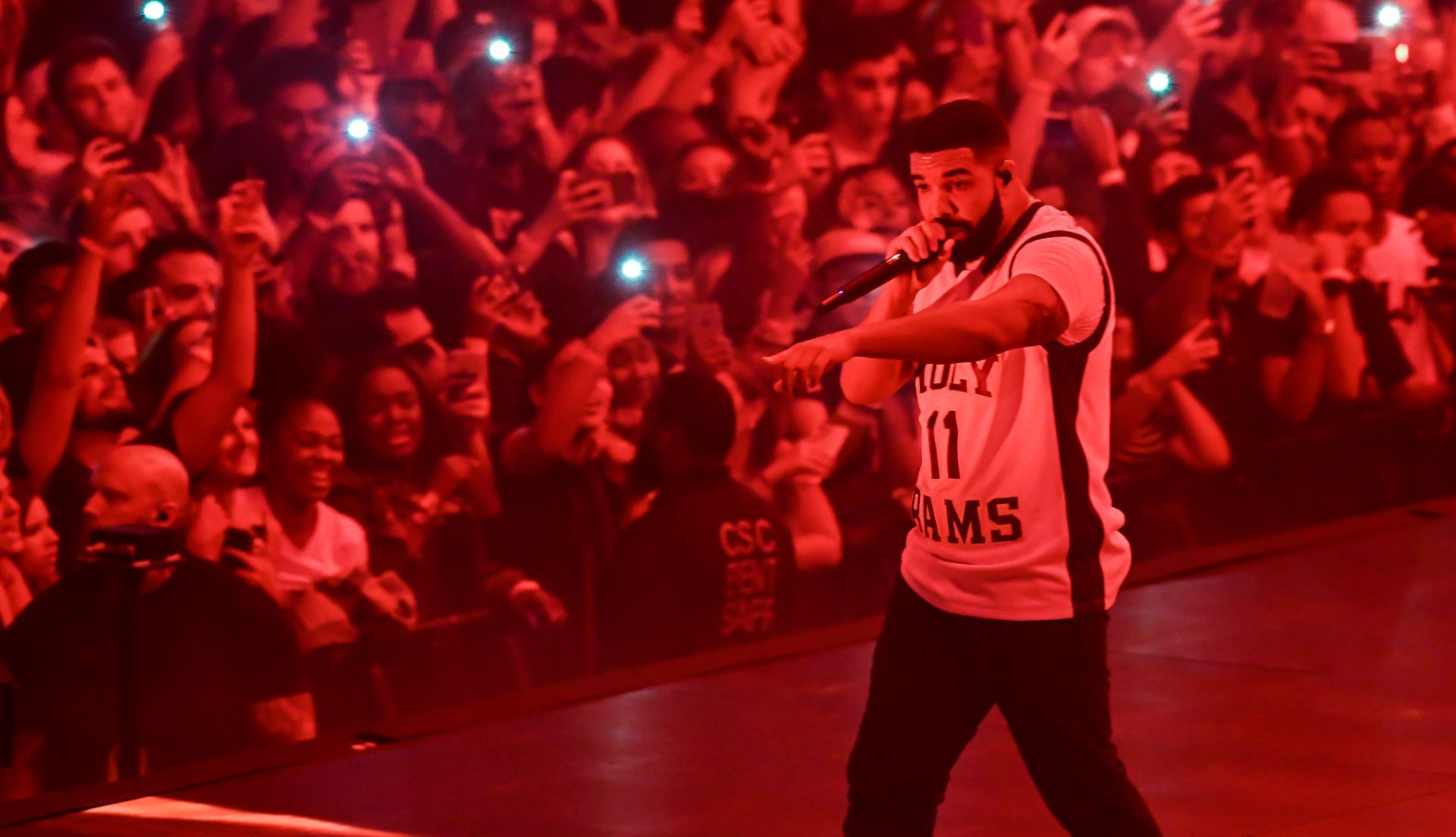 RapTV on X: Drake receives largest bra while on stage 😳‼️ https