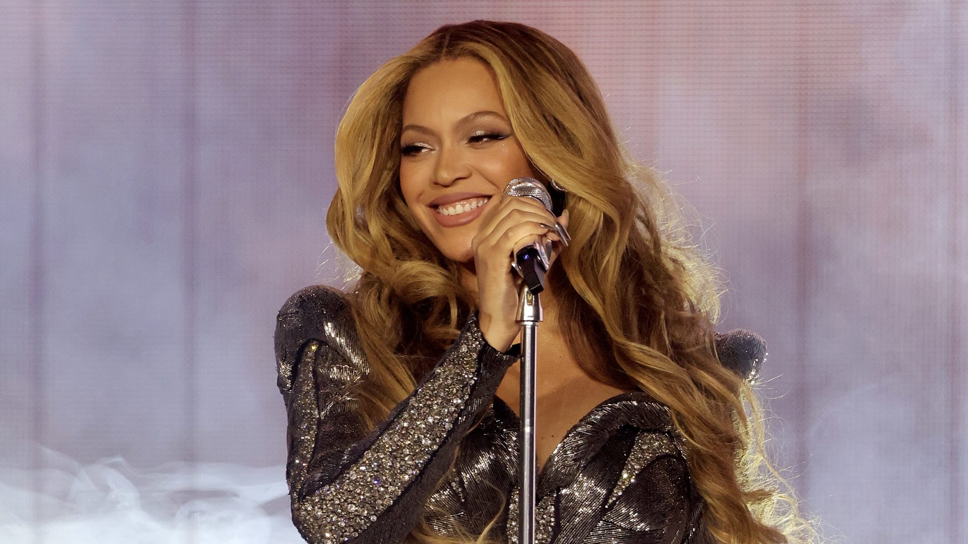 Beyonce Steps Into Her Influencer BAG While Unboxing Her New Perfume CE NOIR Video scaled