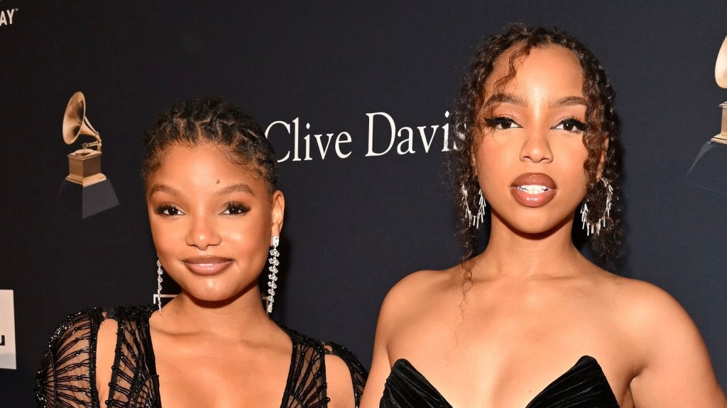 LOS ANGELES, CALIFORNIA - FEBRUARY 04: (L-R) Halle Bailey and Chloe Bailey attend the Pre-GRAMMY Gala & GRAMMY Salute to Industry Icons Honoring Julie Greenwald and Craig Kallman on February 04, 2023 in Los Angeles, California.