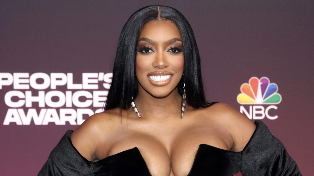 SANTA MONICA, CALIFORNIA - DECEMBER 07: 2021 PEOPLE'S CHOICE AWARDS -- Pictured: Porsha Williams arrives to the 2021 People's Choice Awards held at Barker Hangar on December 7, 2021 in Santa Monica, California.