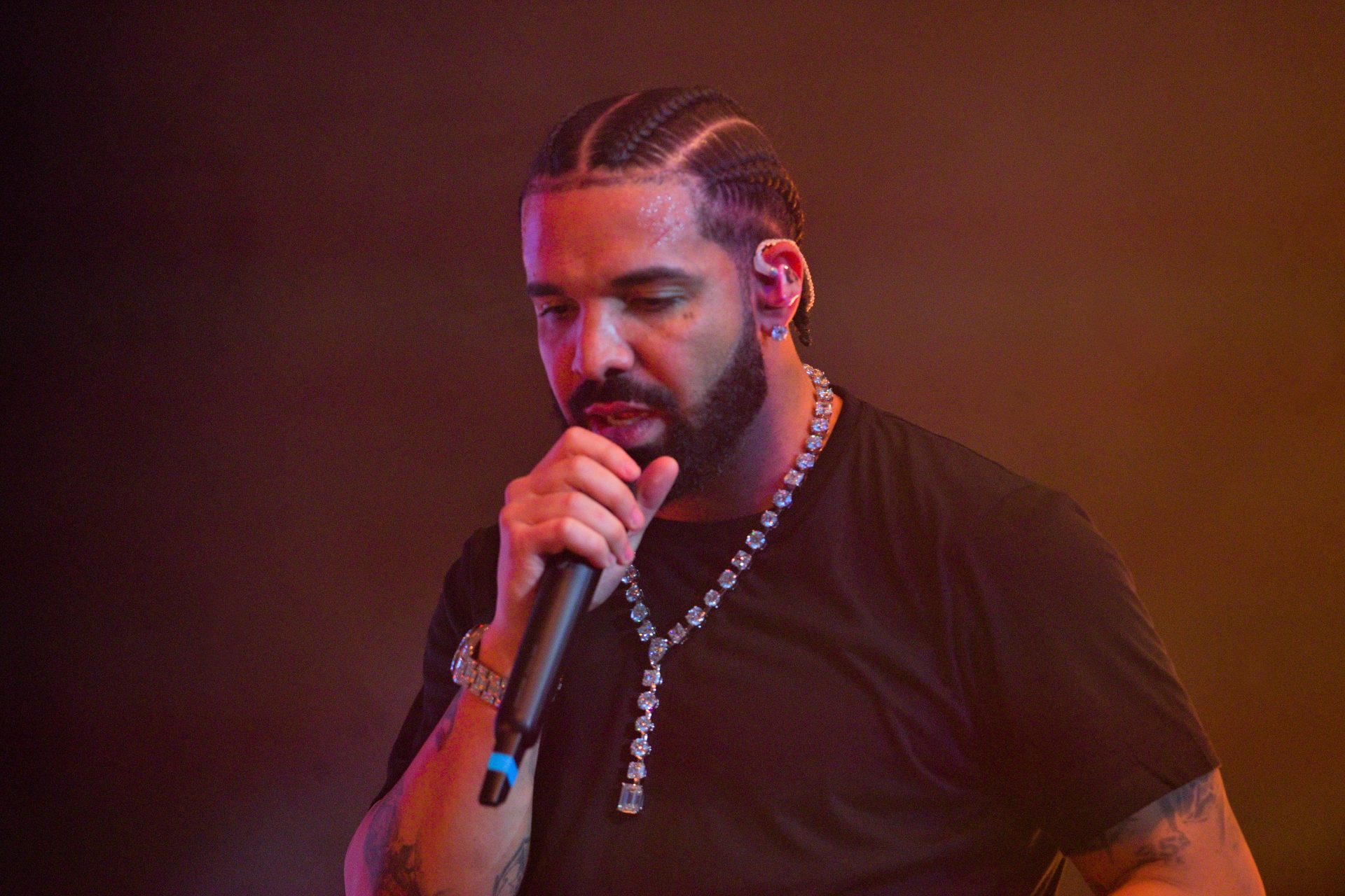 La succession de Tupac insiste pour que Drake supprime la chanson en utilisant les voix de Tupac AI