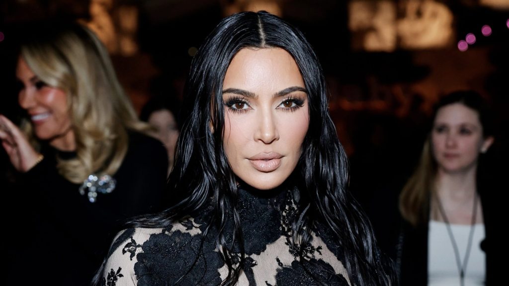 Kim Kardashian Debuts New Look, Social Media Reacts (PHOTO)