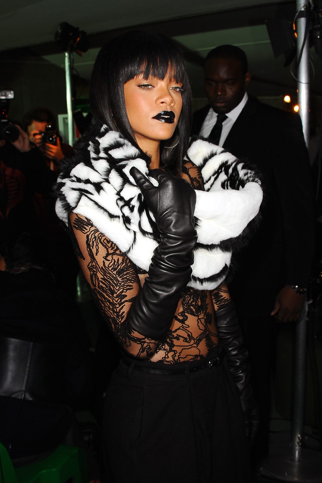 Rihanna lista partes do corpo e calcinhas expostas como sua moda