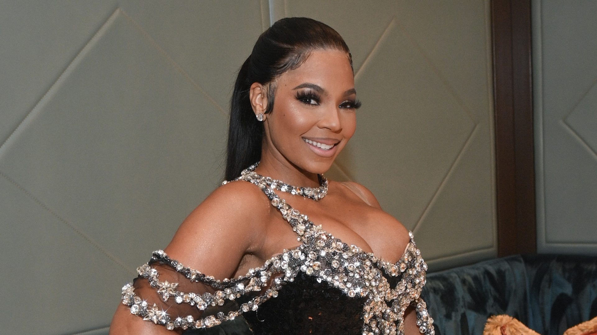 Shes A Muva Ashanti Gives Fans A Closer Look At Her Baby Bump VIDEOS scaled
