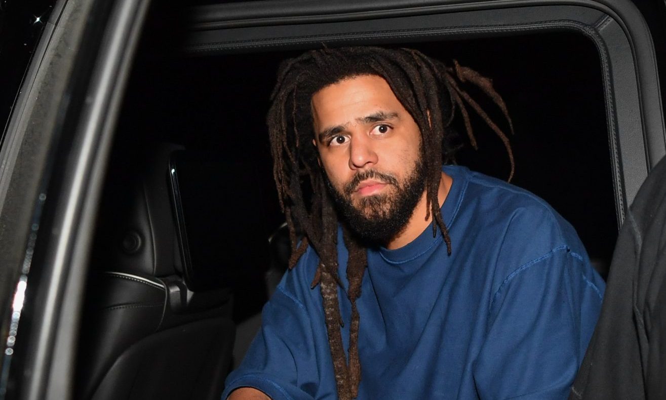 J. Cole Spotted Living His Best Life Amid All The Viral ‘Drake V. Kendrick’ Beef Memes (PHOTO) thumbnail