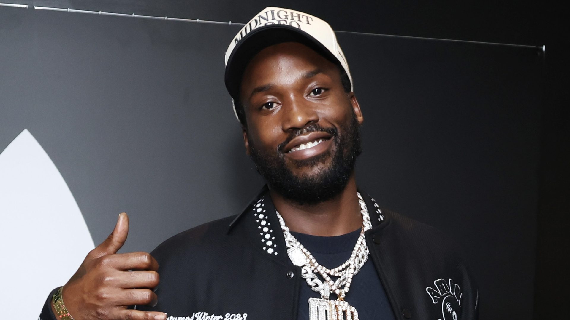 Social Media Goes IN After Meek Mill Shares THIS Photo Of Himself While On Vacation thumbnail