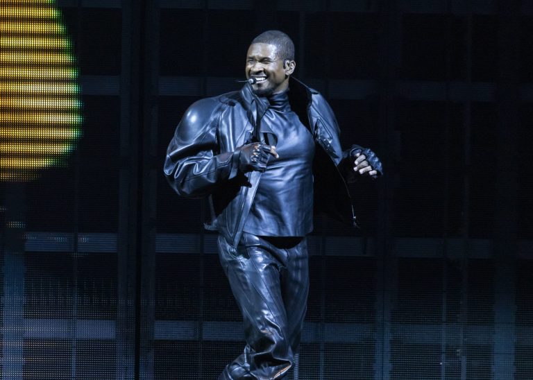 Usher Smoothly Dodge Hyped Fan Who Tries To Steal His Moment At Past Present Future Tour Stop