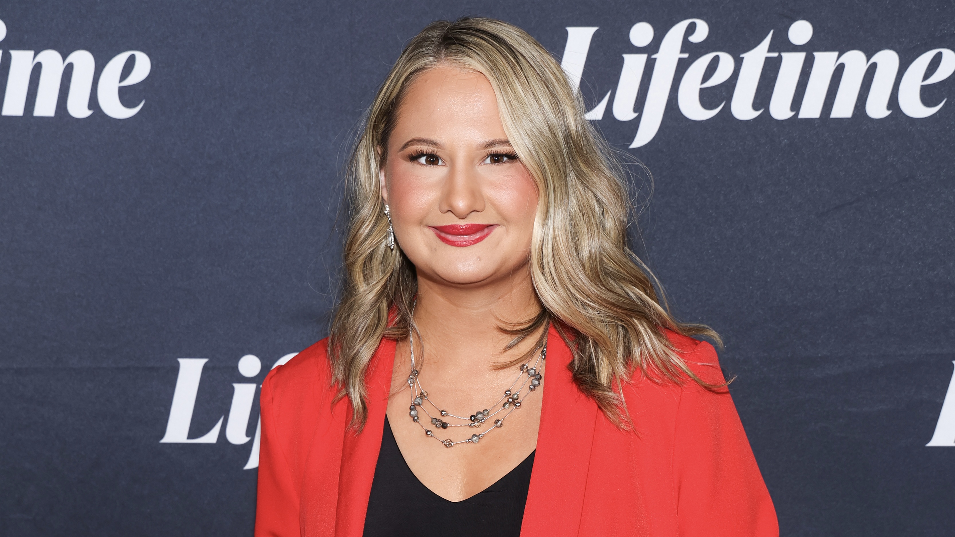 Gypsy Rose Shows Off New Look In Family Photo W/ Daughter