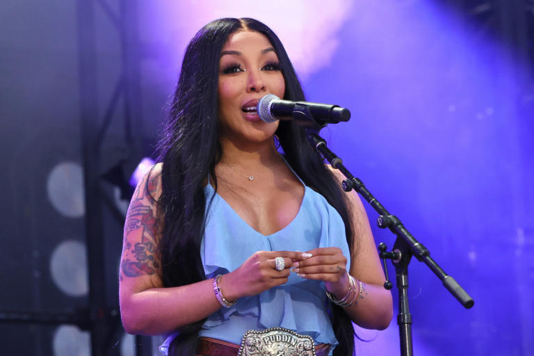 Clock It! K. Michelle Corrects Reporter's Comments About Her Country Music Roots (VIDEO)