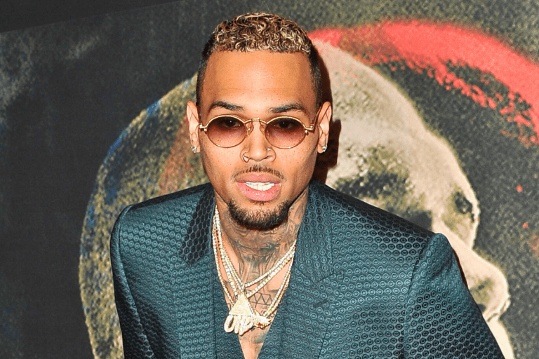 Social Media Goes Wild Over Chris Brown's Pose With Fan At Breezy Bowl Meet & Greet (PHOTO)