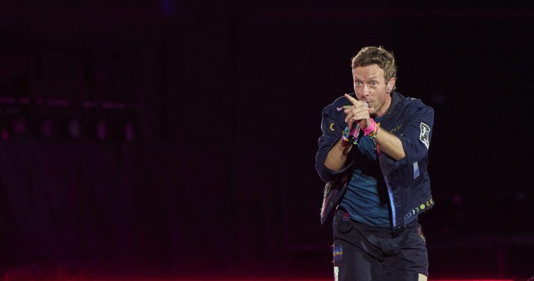 Brrr Burn! Jumbotron At Coldplay Concert Seemingly Exposes Romantic Vibes Between Married CEO & CPO Of Astronomer (VIDEO)