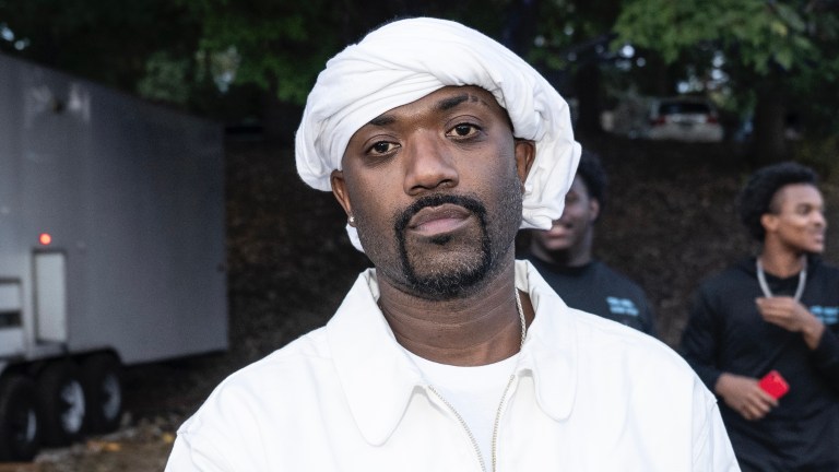 Prayers Up! Footage Of Ray J Performing With Chest Patch & Apparent Blood Running From His Eyes Has Fans Concerned