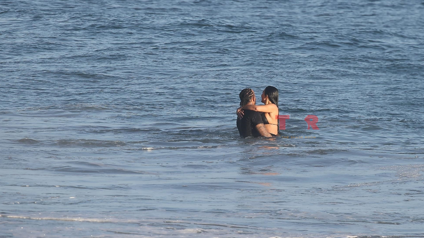 Kim Lewis Hamilton Spotted Kissing Beach DAte