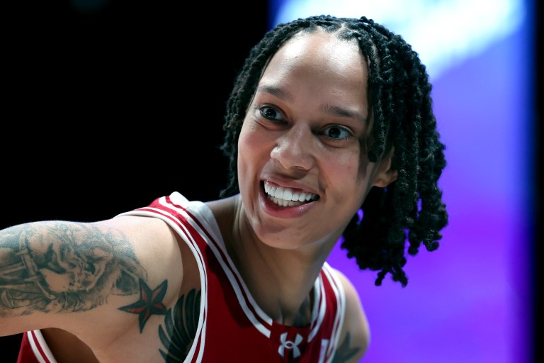 Okayyy Then! Brittney Griner Dropped Into A Split In Front Of Teammates And The Internet Said “Run It Back!”