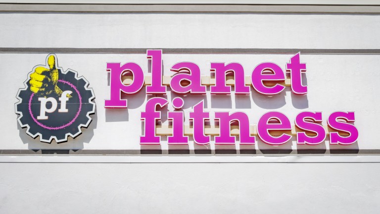 Man Davier Massey Banned From Planet Fitness Over Unpaid Bill Allegedly Returns And Stabs Employee (VIDEO)