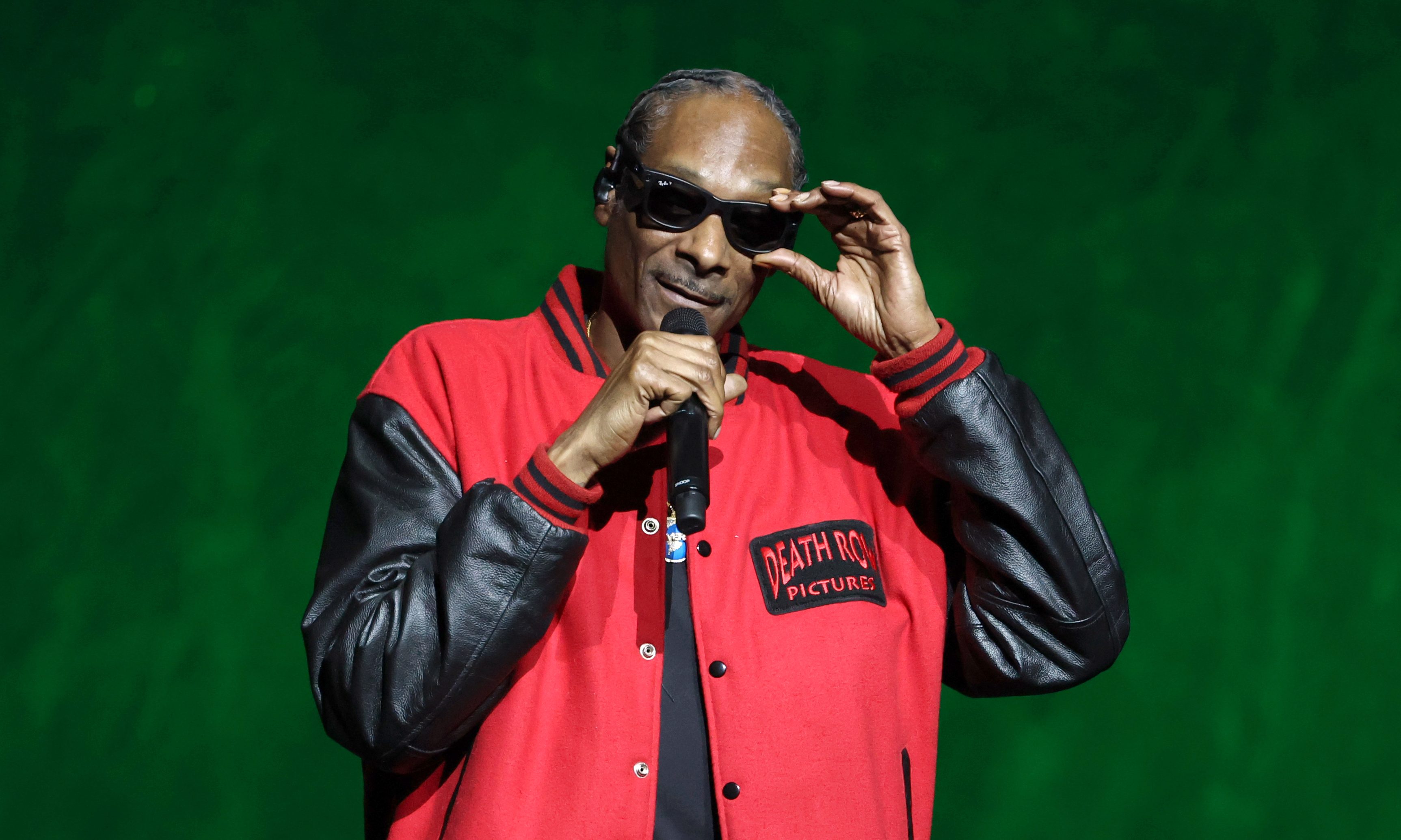 Aht! Aht! Snoop Dogg Reacts To Backlash After Young Fan Joined Him On Stage During Pole Dance Set (VIDEO)