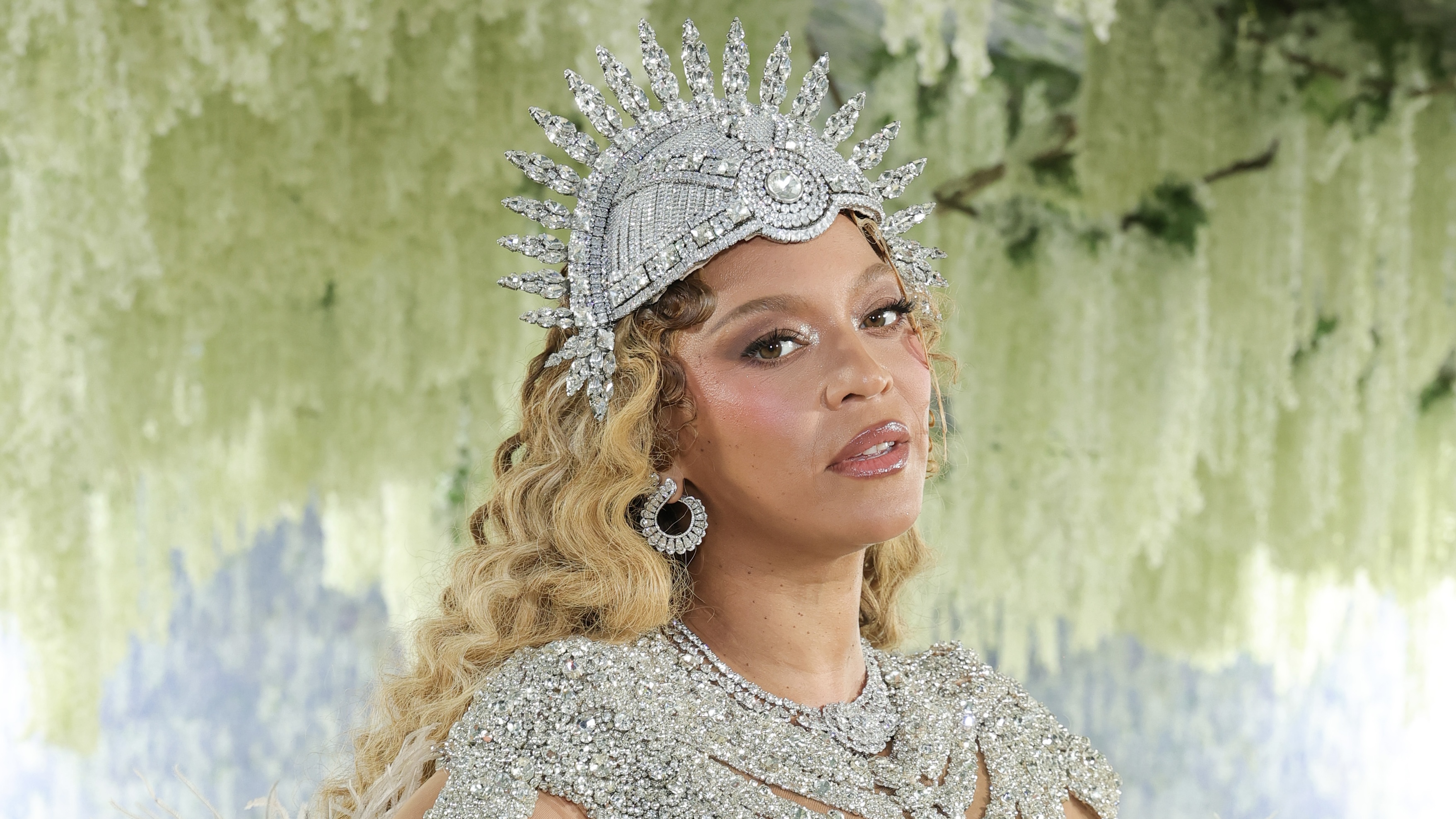 Okay! Beyoncé’s Wardrobe Change At The Met Gala Has Internet Users Talkin’ (PHOTOS)