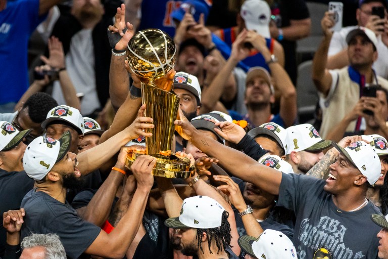 Zero Composure? Knicks Arrive Home As Locker Room Clips Leave The Timeline SHOOK (VIDEOS) Zero Composure? Knicks Arrive Home As Locker Room Clips Have The Timeline SHOOK (VIDEOS)