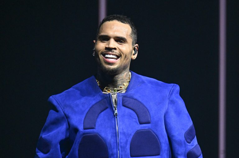 Breezy Not Playing! Chris Brown Has The Internet Going Wild Over SPICY Moment With Fan On The ‘R&B’ Tour (WATCH) Chris Brown Has The Internet Goin' Wild Over SPICY Moment With Fan On The R&B'Tour