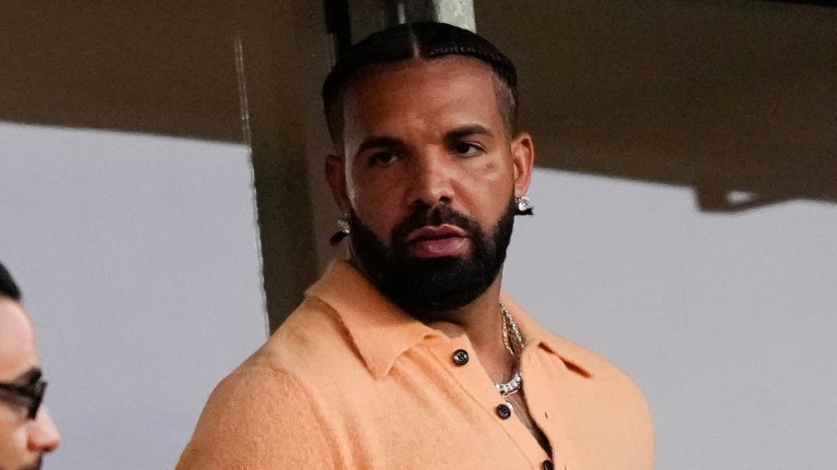 Who’s That? Social Media Users Are Chattin’ After Livestream Showed Drake With His Arm Around Mystery Woman (WATCH) Who's That? Social Media Users Are Chattin' After Livestream Showed Drake With His Arm Around Mystery Woman (WATCH)