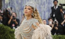 World Stop! Beyoncé Shocks Fans With Surprise Release & The Internet Can't Keep Calm (VIDEO)