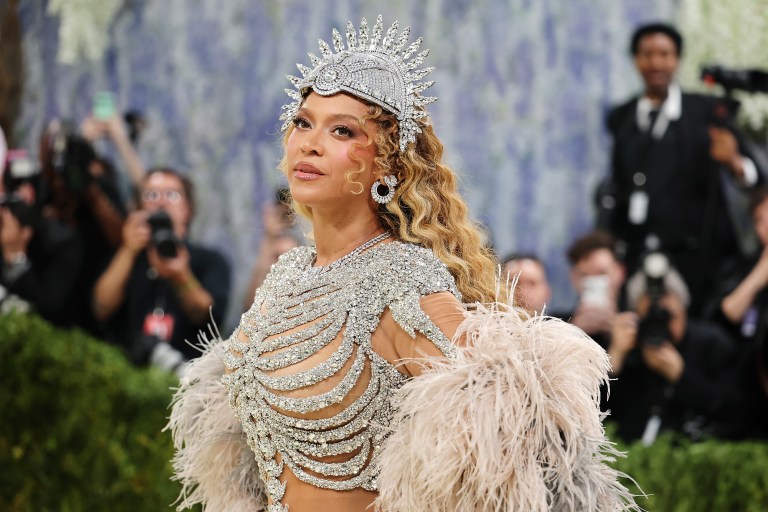 World Stop! Beyoncé Shocks Fans With Surprise Release & The Internet Can’t Keep Calm (VIDEO) World Stop! Beyoncé Shocks Fans With Surprise Release & The Internet Can't Keep Calm (VIDEO)