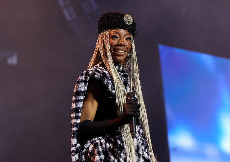 Really Her? Brandy’s Random Encounter Turns Hilarious After Men Mistake Her For An Impersonator (VIDEO) Really Her? Brandy's Random Encounter Turns Hilarious After Men Mistake Her For An Impersonator (VIDEO)