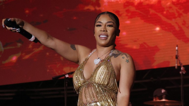 Keyshia Cole concert Philadelphia welcome Skrilla flowers cake crowd