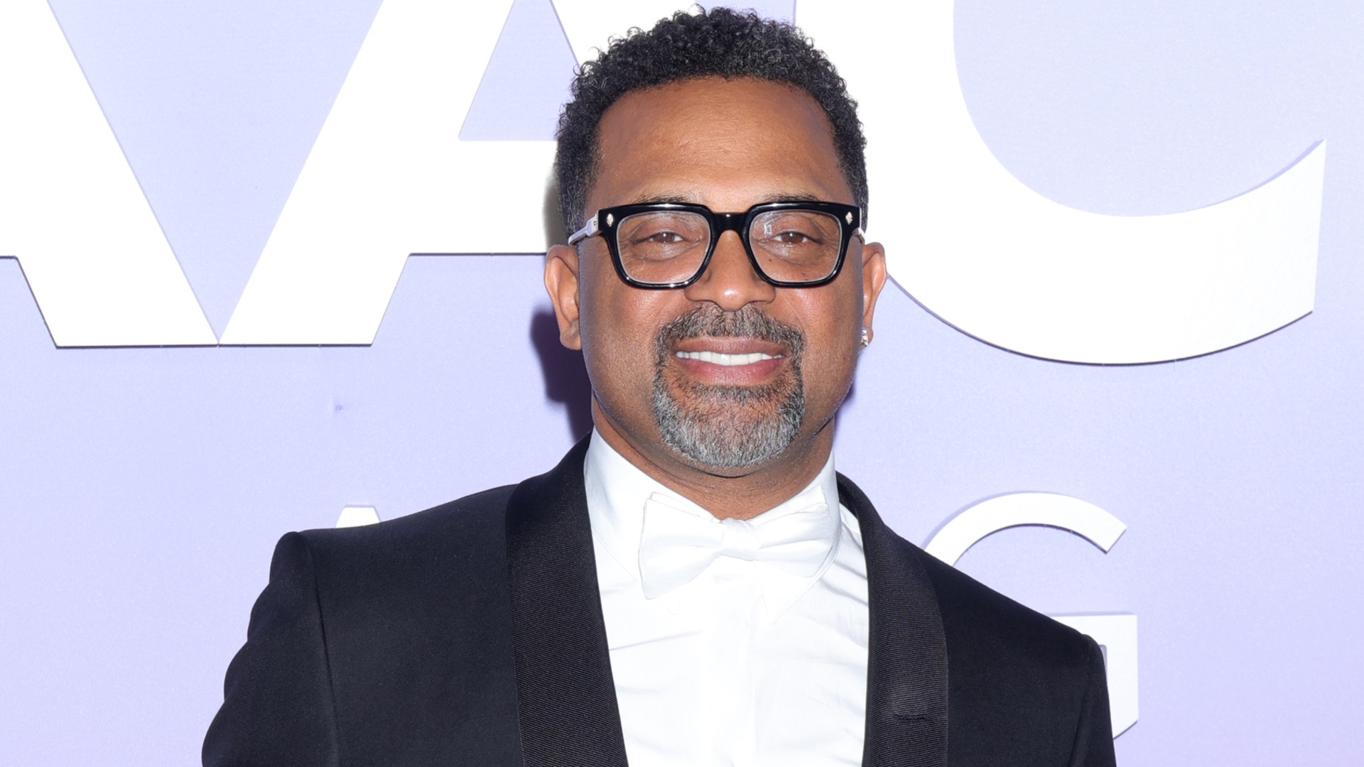 Daddy Duties! Mike Epps Inspires Fans After Sharing Adorable Family Vacation Footage (VIDEO)