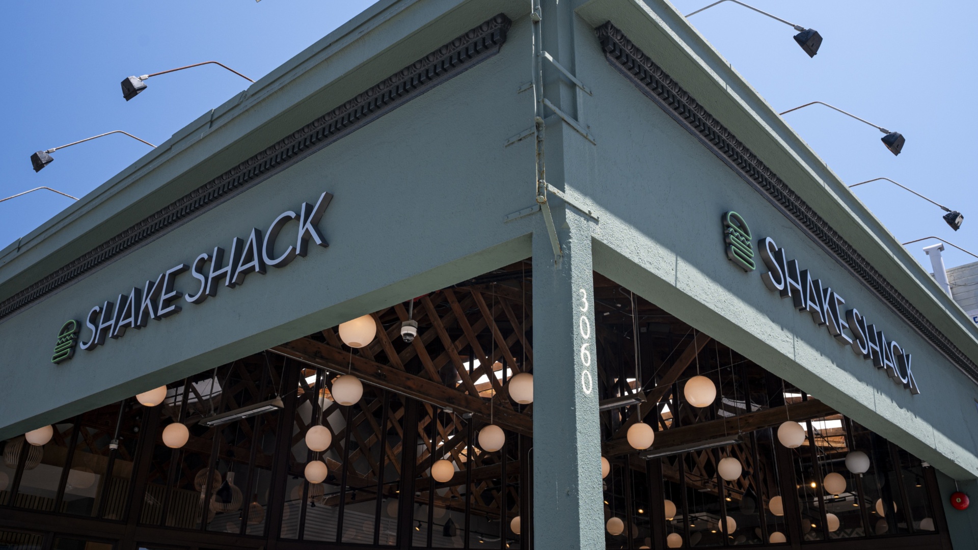 Say WHAT?! Arizona Shake Shack Employee Allegedly Robbed His Own Store (VIDEO)