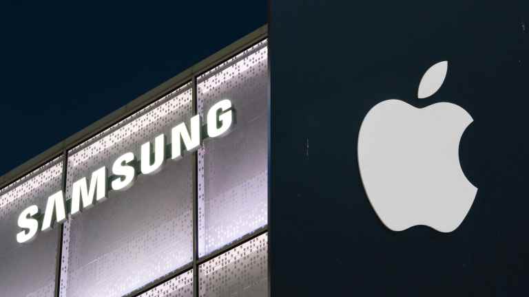 Phone Wars? Samsung Seemingly Throws Shade At Apple Following The Reveal Of Its New Foldable iPhone Phone Wars?! Samsung Seemingly Throws Shade At Apple Following The Reveal Of Its New Foldable iPhone