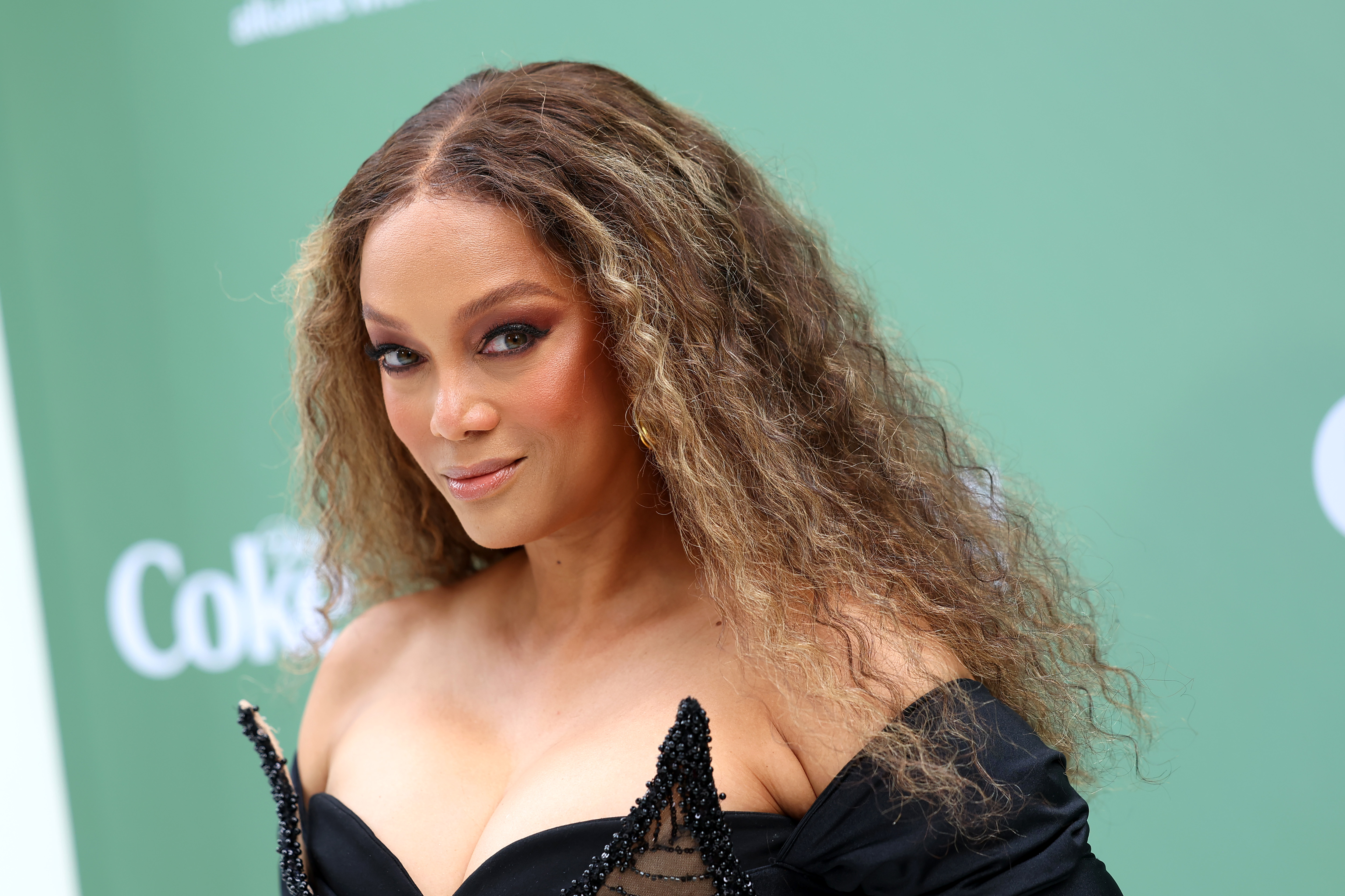 There She Goes! Tyra Banks’ Latest Look Is Reminding Fans Of Her Supermodel Era & They’re LOVING It (PHOTOS + VIDEO)