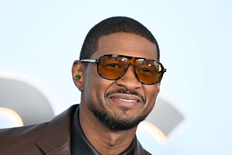 U Remind Me! Usher Reacts To His New Madame Tussauds Wax Figure While Fans Drop Jokes (VIDEO) U Remind Me! Usher Reacts To His New Madame Tussauds Wax Figure And You Already Know Fans Got Jokes (VIDEO)