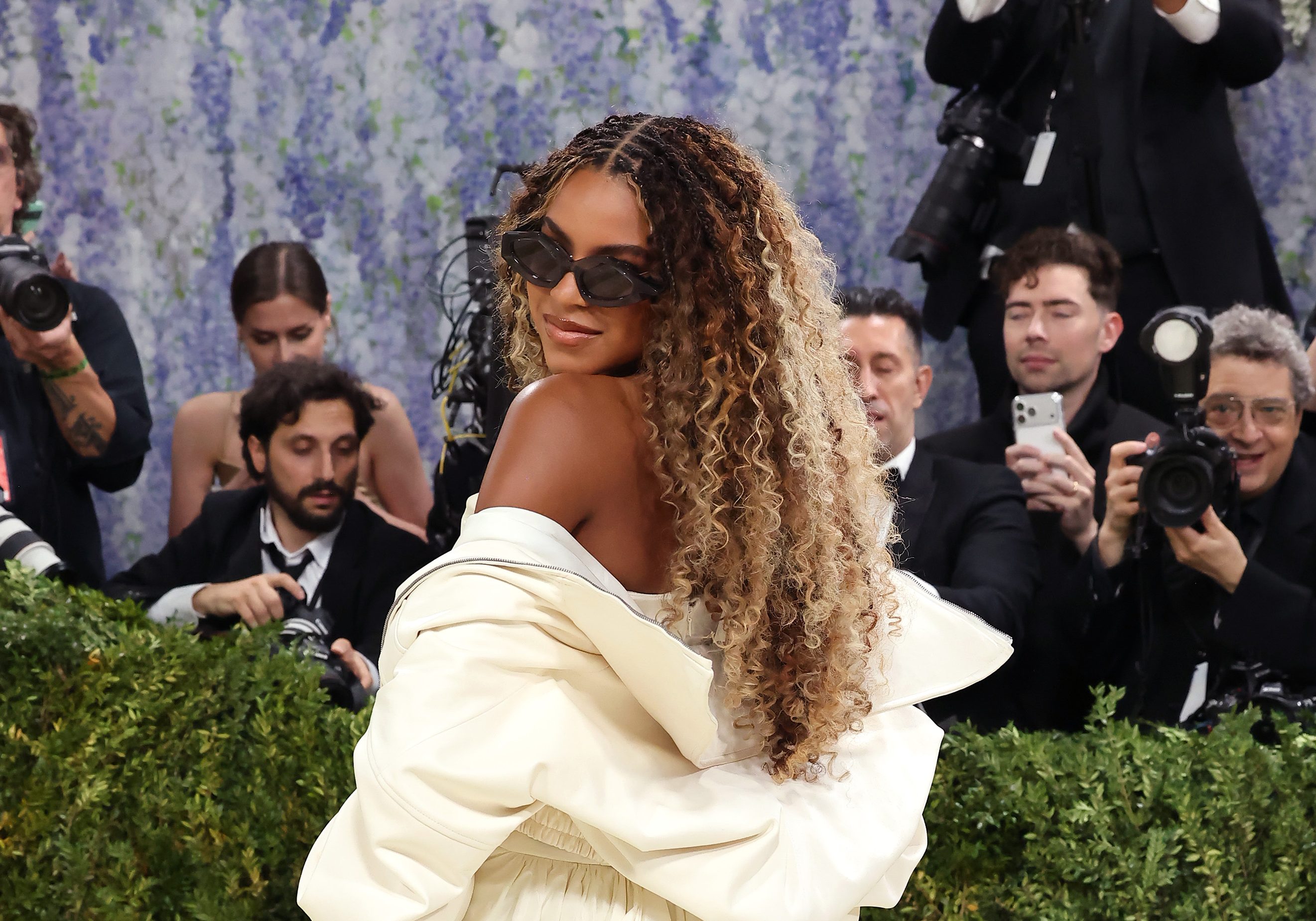 That’s Beyoncé’s Twin! Blue Ivy Has The TL Doing Double Takes After Joining Jay-Z At His Los Angeles Concert (VIDEO)
