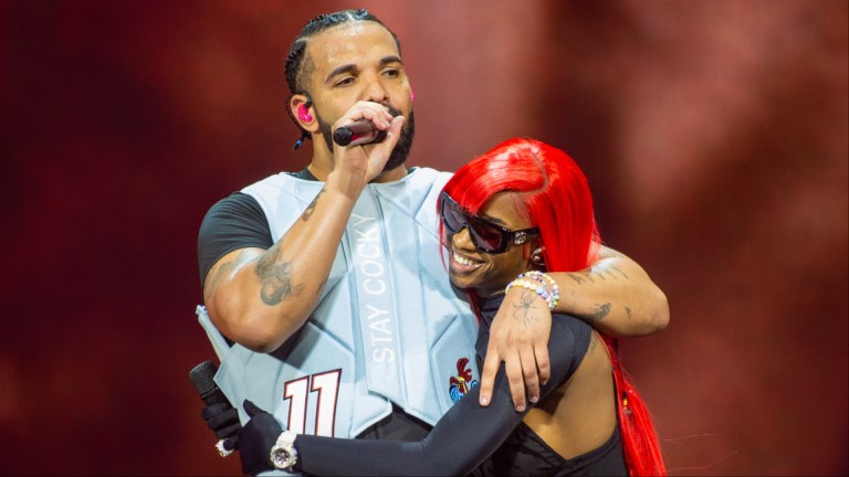 Champagne Mommii! Drake Gives Sexyy Red Lavish Gift On HIS Birthday That Has Fans Chattin’ (VIDEO) Drake Sexyy Red birthday gift pink diamond OVO chain fans